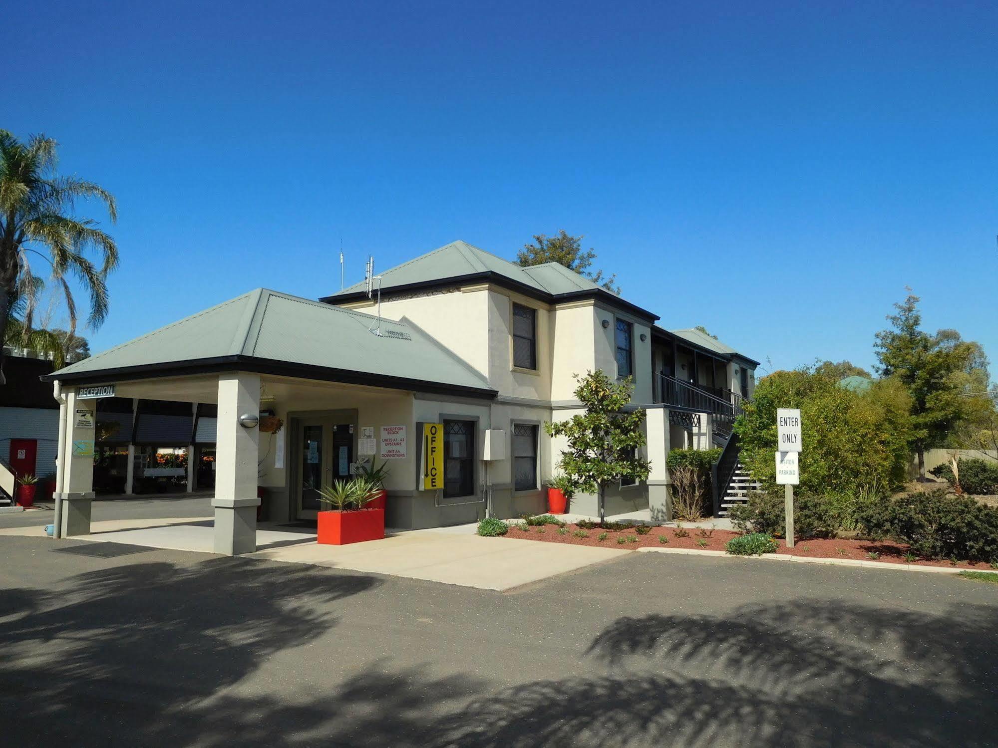 Motel And 3*